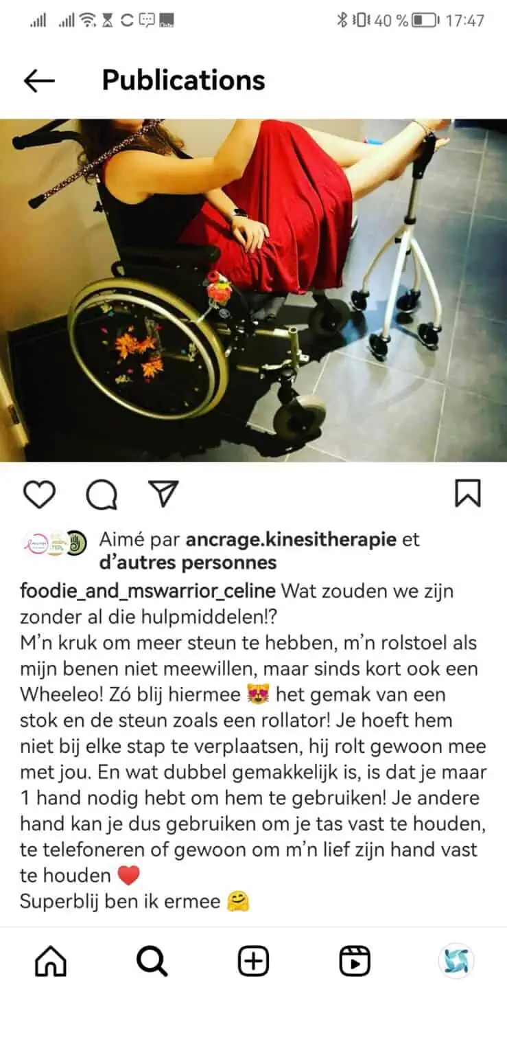 Femme en fauteuil roulant souriante, habillée d’une robe rouge, posant à côté du Wheeleo®, un déambulateur à une main, avec un message enthousiaste sur les bénéfices du Wheeleo® pour son autonomie.