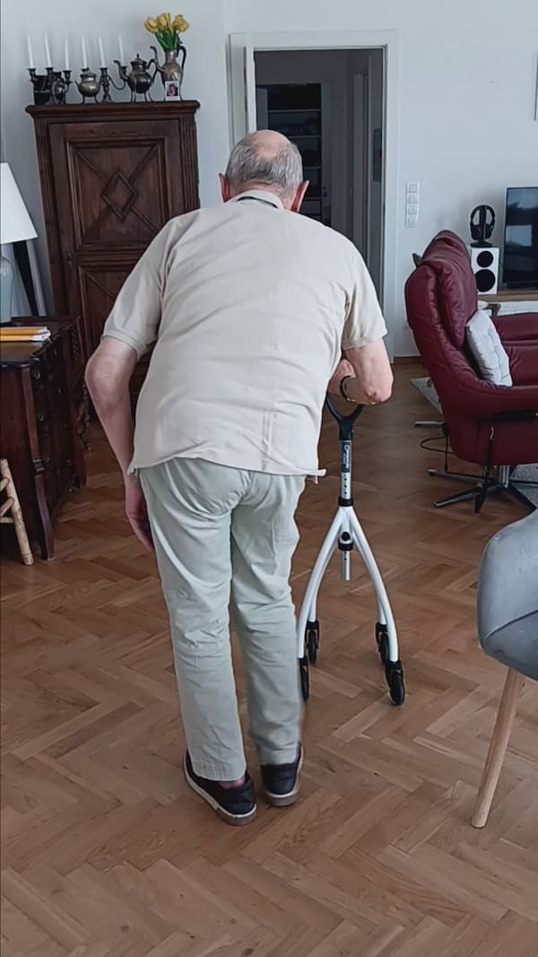 Personne âgé avec la maladie de Parkinson qui marche avec Wheeleo®️®️